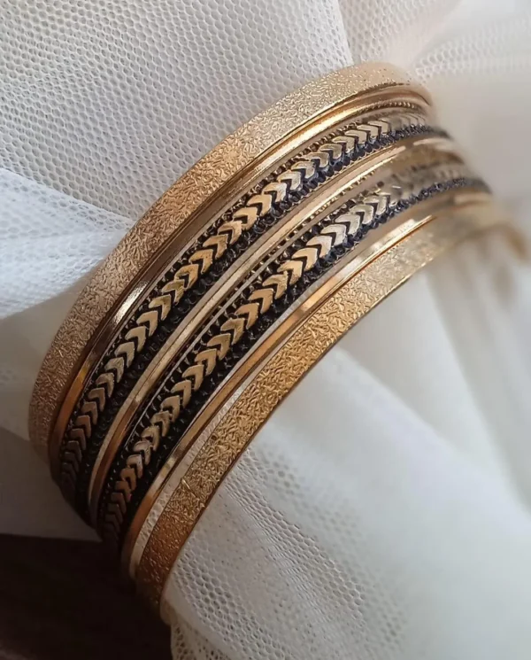 7 Pcs Antique Design Gold Plated Artificial Stones Plain Bangle